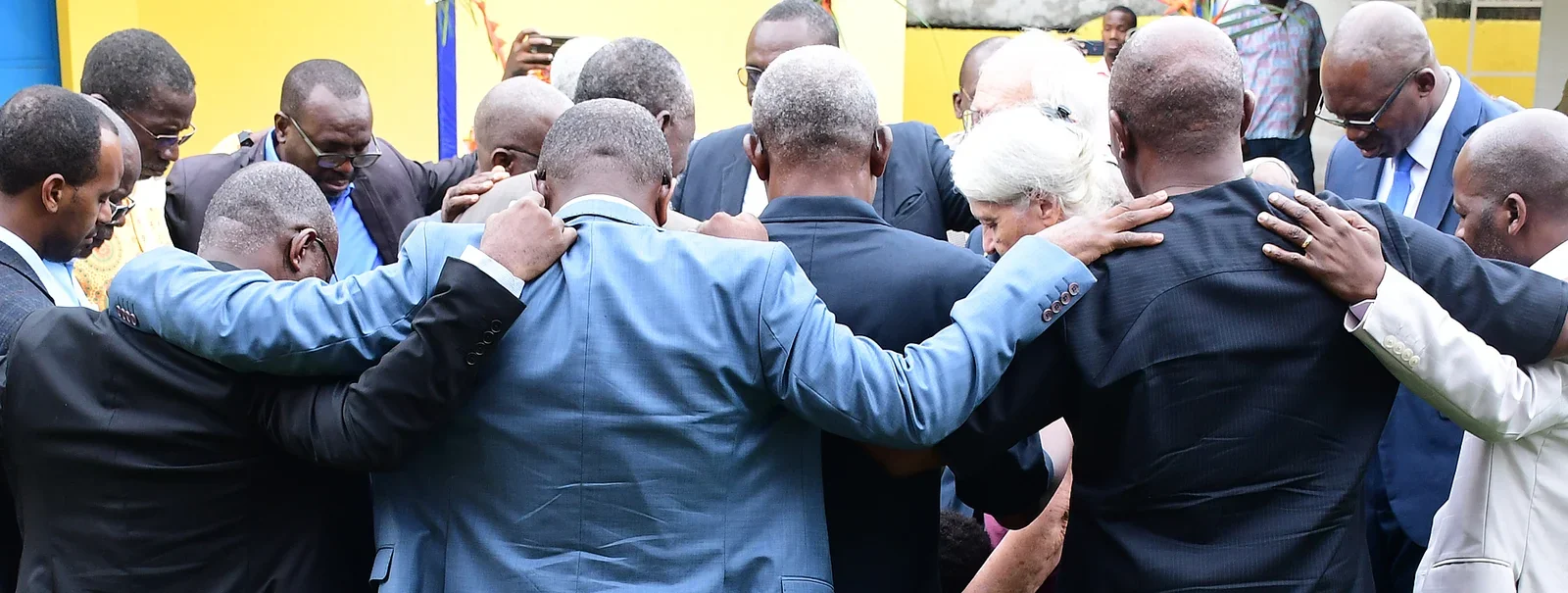 Le Conseil des Sages en prière